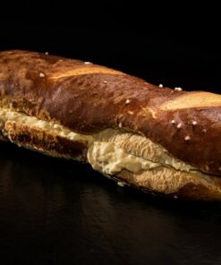 Laugenbaguette gefüllt mit Eiaufstrich
