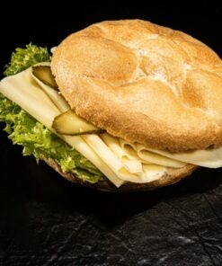 Kärntner Semmel (normale Größe) mit Käse, Salat, Mayonnaise, Ei, Paprikastreifen