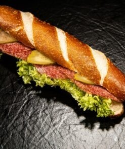 Laugenstangerl (normale Größe) mit Salami, Salat, Mayonnaise, Essiggurken