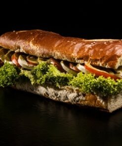 Laugenbaguette gefüllt mit Tomate-Mozzarella & Pesto