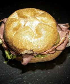 Kärntner Semmel (normale Größe) mit Schinken, Salat, Mayonnaise, Essiggurken