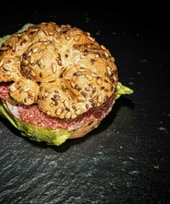 Kornbrötchen (normale Größe) mit Salami, Salat, Mayonnaise, Essiggurken