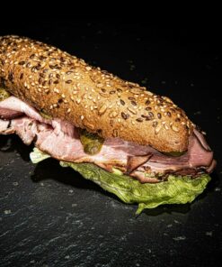 Kornbrötchen (normale Größe) mit Schinken, Salat, Mayonnaise, Essiggurken