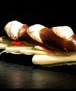 Laugenstangerl (normale Größe) mit Käse, Salat, Mayonnaise, Ei, Paprikastreifen